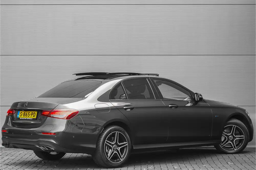Mercedes-Benz E-Klasse 300 e AMG Line Night Pano Burmester A uit 2021, foto 15
