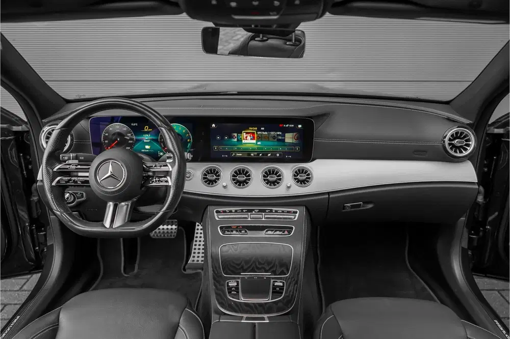 Mercedes-Benz E-Klasse 300 e AMG Line Night Pano Burmester A uit 2021, foto 2