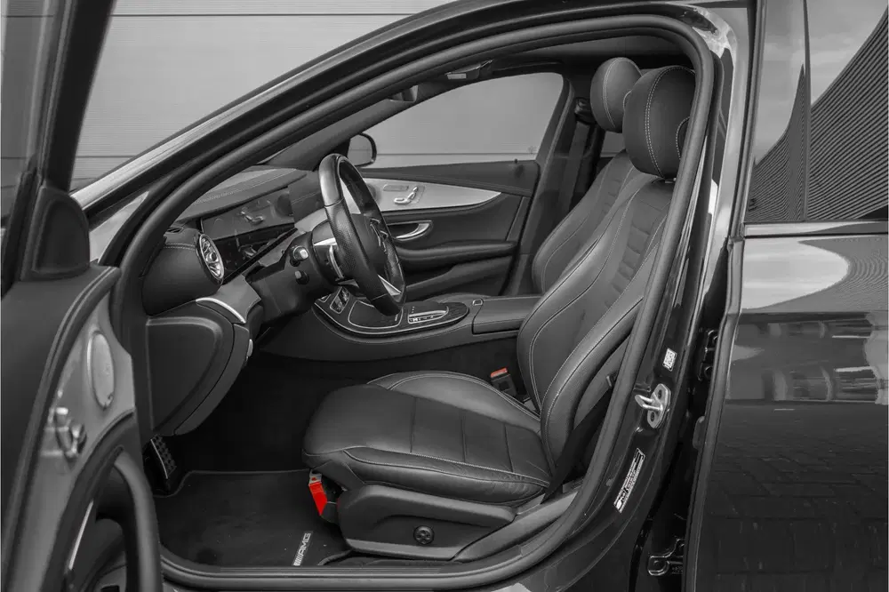Mercedes-Benz E-Klasse 300 e AMG Line Night Pano Burmester A uit 2021, foto 4