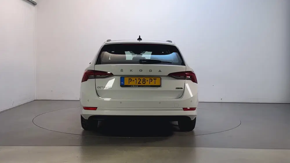 Skoda Octavia 1.0 e-TSI DSG Business Edition Navigatie uit 2022, foto 10