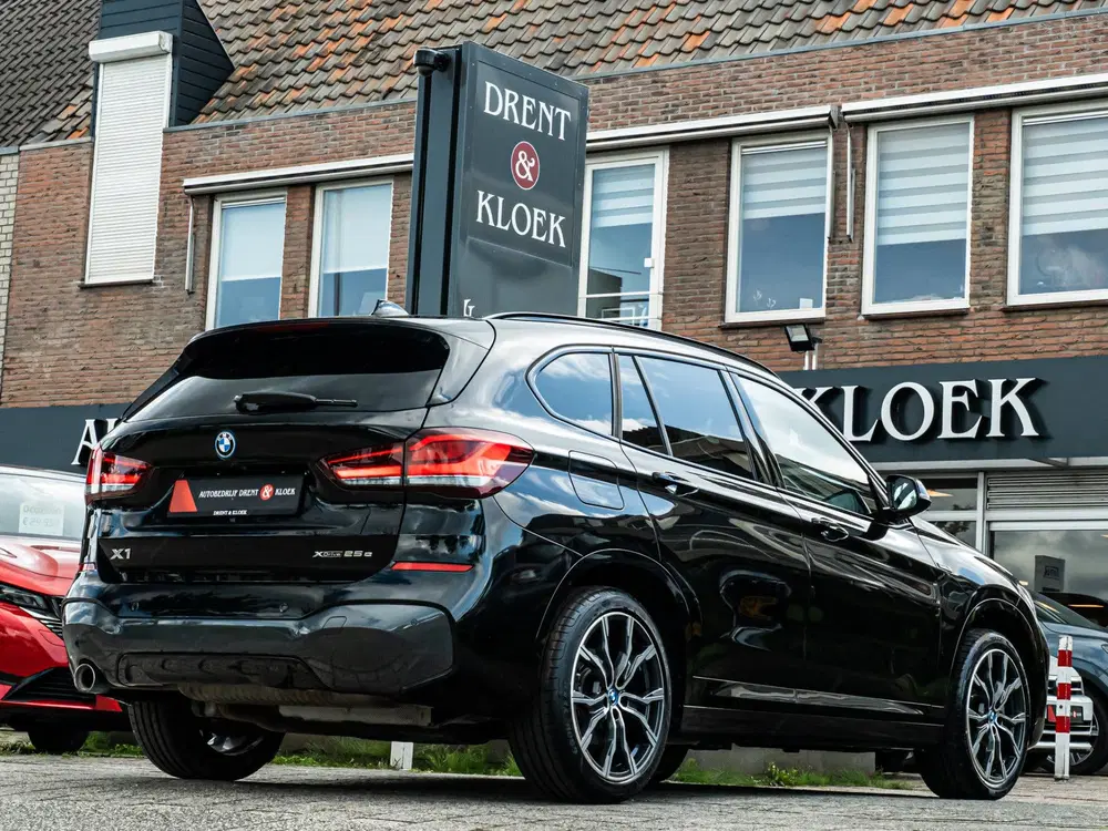 BMW X1 xDrive25e High Exe M-Sport PANO CAMERA HUD uit 2022, foto 3