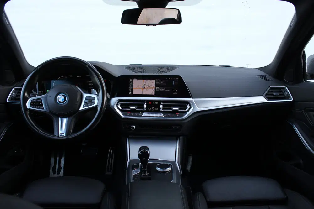 BMW 3-serie 330e High Executive M Sport Automaat uit 2022, foto 3