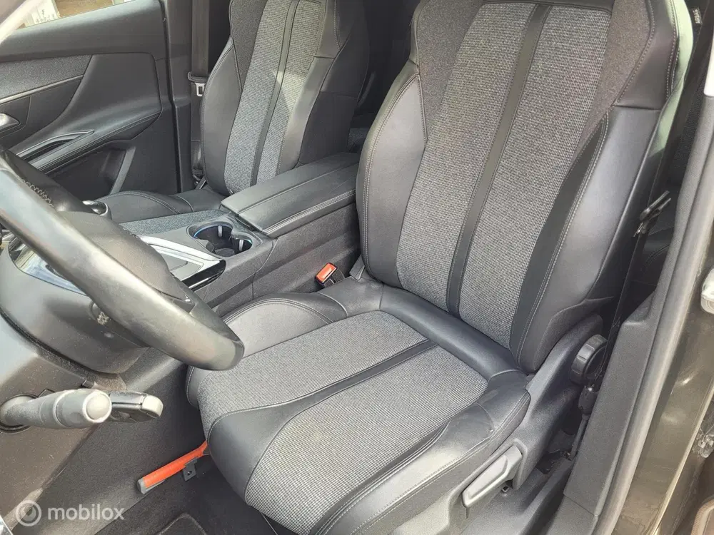 Peugeot 3008 1.2 PureTech Allure clima car play uit 2020, foto 11