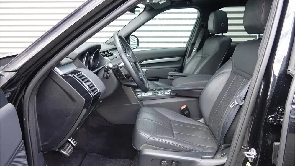 Land Rover Discovery 3.0 Sd6 Landmark Edition 7p. Black Opti uit 2019, foto 4