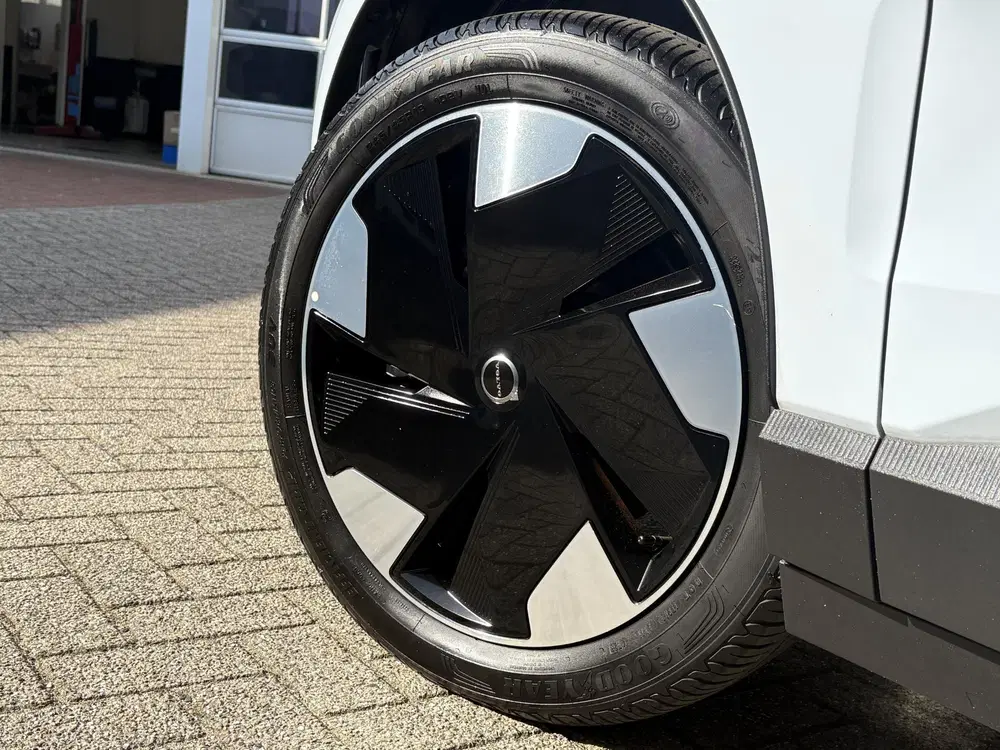 Volvo EX30 Single Motor Extended Range Plus 69 kWh uit 2024, foto 3