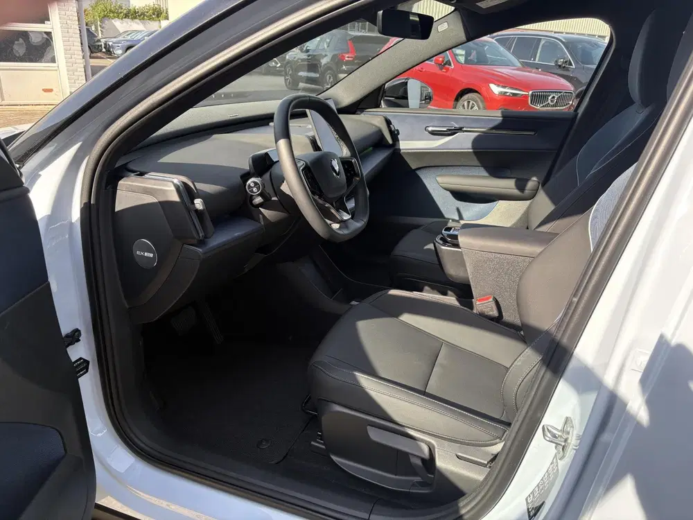 Volvo EX30 Single Motor Extended Range Plus 69 kWh uit 2024, foto 4