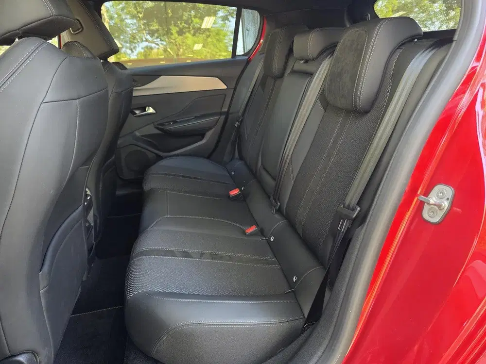 Peugeot 308 GT 1.2 Turbo 130pk EAT8 uit 2024, foto 12