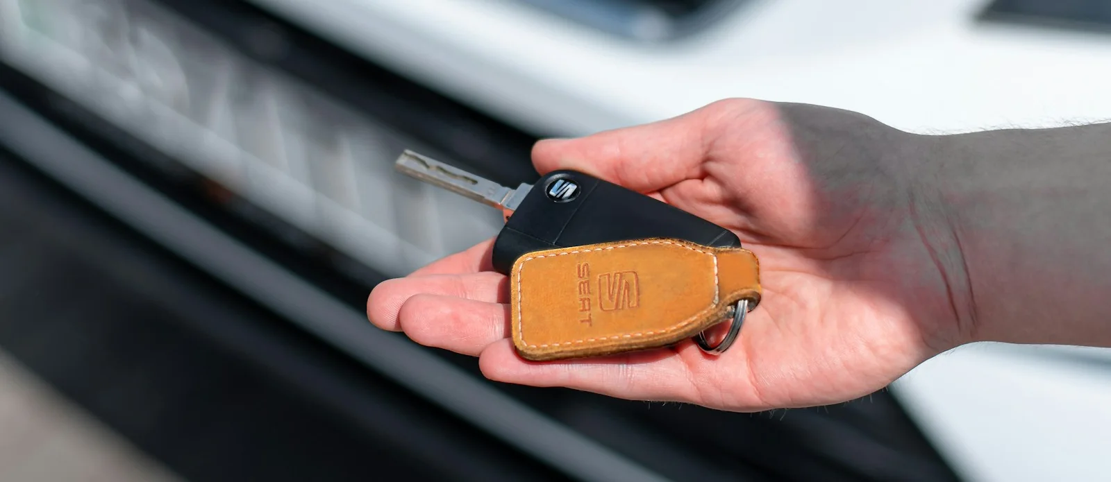 Autosleutel wordt overhandigd